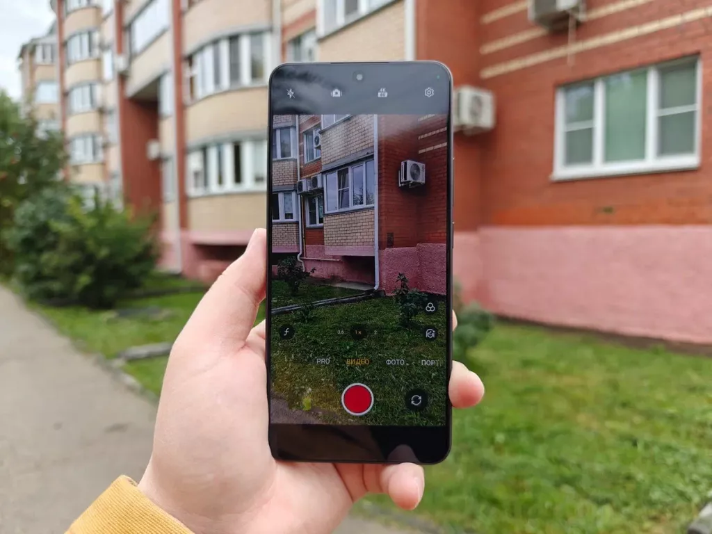 OnePlus Nord 4 имеет три модуля камеры: фронтальный, сверхширокоугольный и широкоугольный...