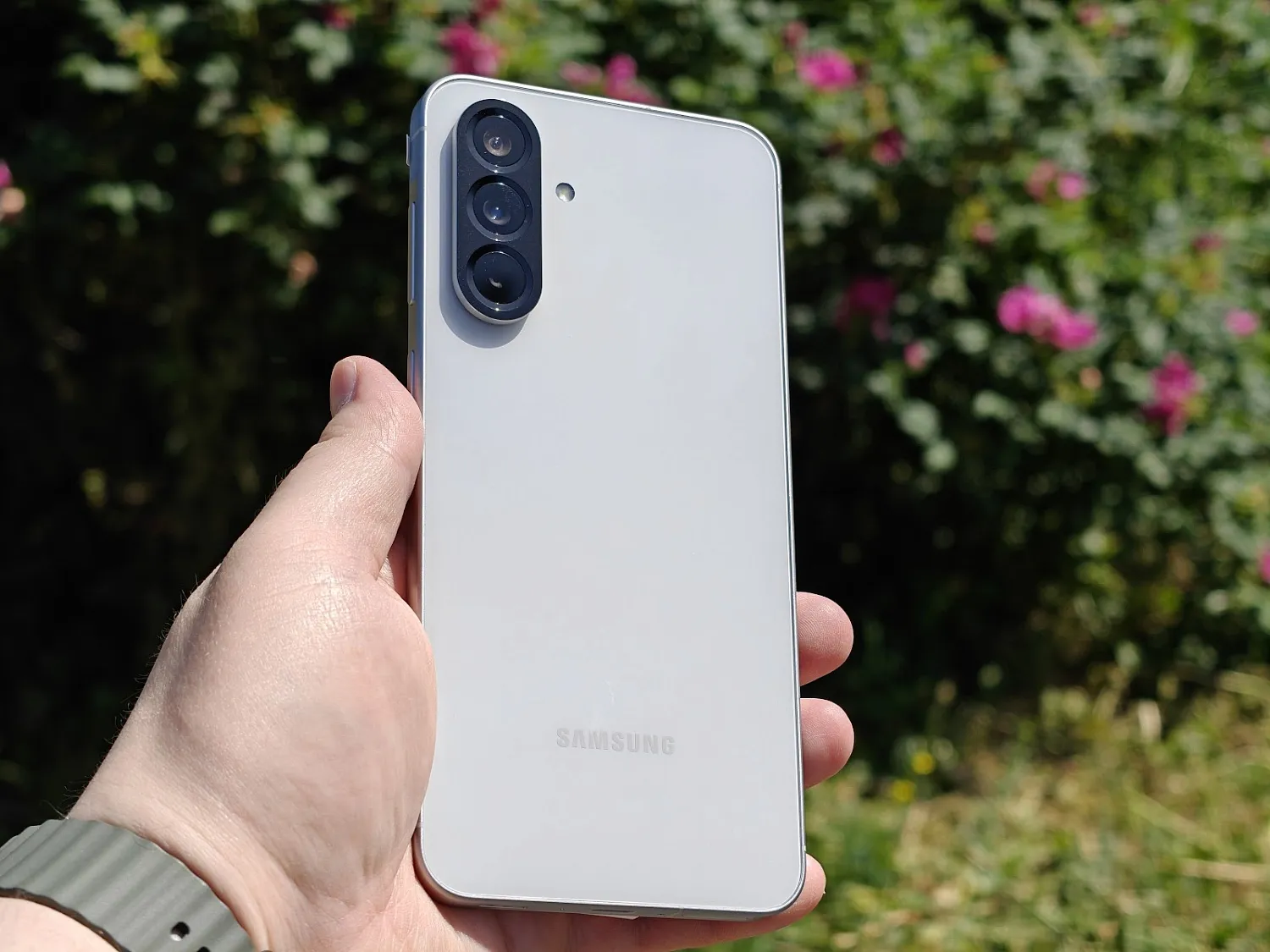 7 лучших смартфонов для покупки летом 2025