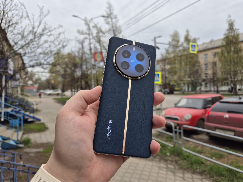 Задняя крышка Realme 12 Pro+ выполнена из экокожи. Выглядит и ощущается очень премиально.